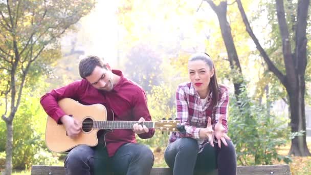 Homem tocando guitarra enquanto mulher cantando — Vídeo de Stock