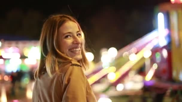 Mujer riendo en el parque de atracciones — Vídeos de Stock