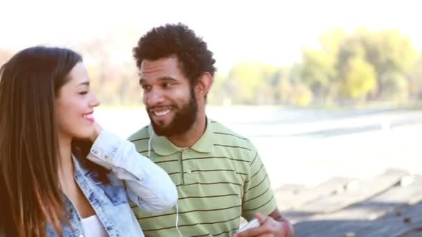 Pareja escuchando música — Vídeo de stock