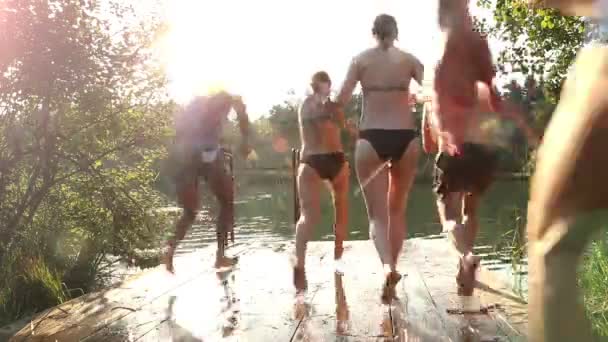 Amigos saltando en el río — Vídeos de Stock