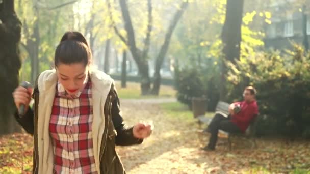 Woman dancing while man playing guitar — Stock Video