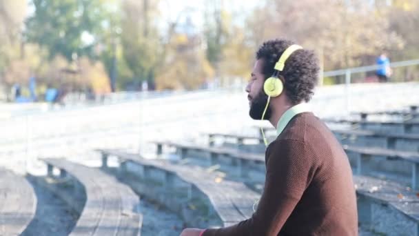 Homem com fones de ouvido ouvindo música — Vídeo de Stock