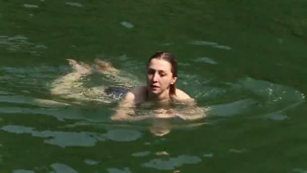 Жінка плаває в річці — стокове відео