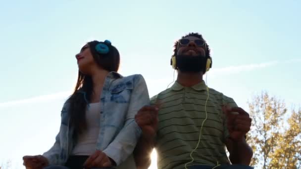 Casal ouvindo música com fones de ouvido — Vídeo de Stock
