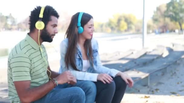 Couple écoutant de la musique sur écouteurs — Video