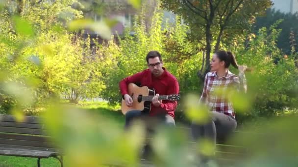 男人弹吉他和女人 — 图库视频影像