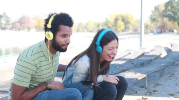 Casal ouvindo música em fones de ouvido — Vídeo de Stock