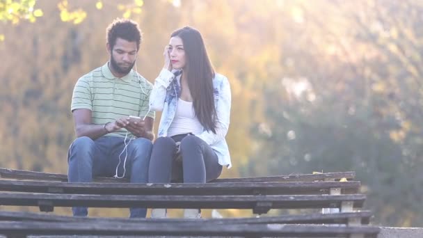 Pareja escuchando música — Vídeo de stock