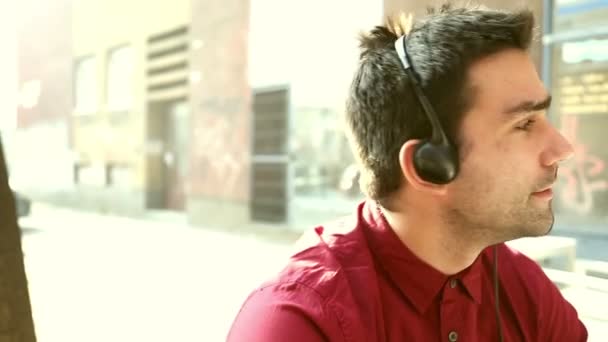 Hombre escuchando música con auriculares — Vídeos de Stock