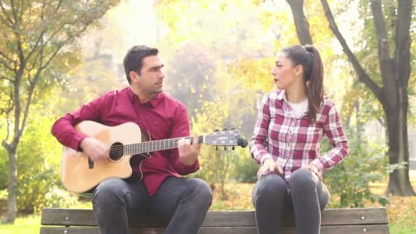 Homem tocando guitarra e cantando com mulher — Vídeo de Stock