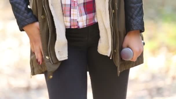 Woman holding a microphone — Stock Video