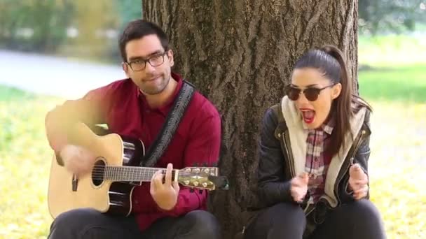 Woman singing and man playing guitar — Stock Video