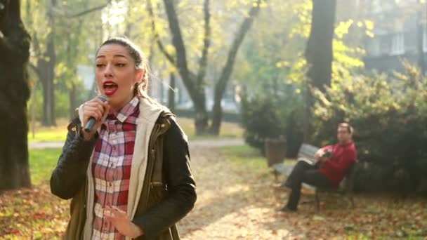 Woman singing while man playing guitar — Stock Video