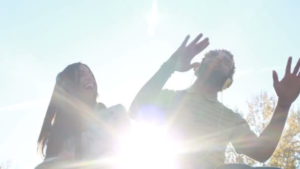 Couple écoutant de la musique avec écouteurs — Video