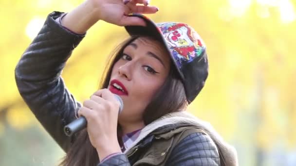 Femeia cântă la microfon — Videoclip de stoc