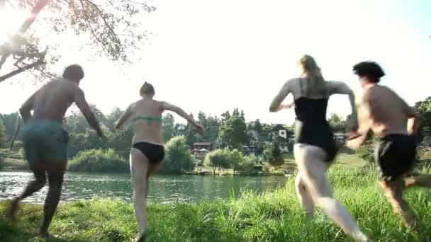 Vrienden springen in de rivier — Stockvideo