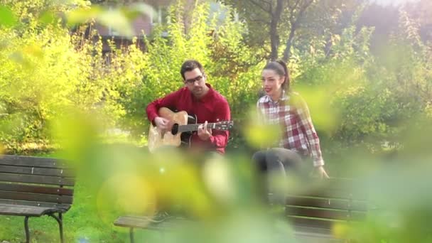 Vrouw zingt terwijl man gitaarspelen — Stockvideo