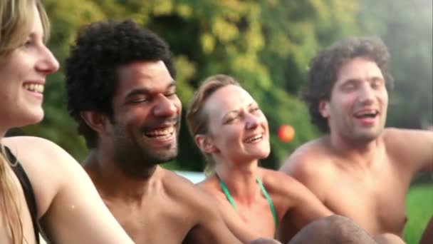 Friends laughing while sitting in nature — Stock Video