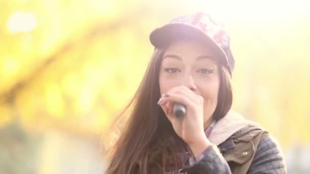 Kadın mikrofona şarkı söylüyor — Stok video