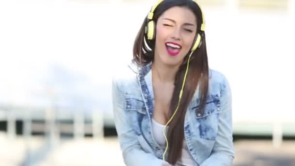 Nő zenét hallgat fejhallgatóval — Stock videók