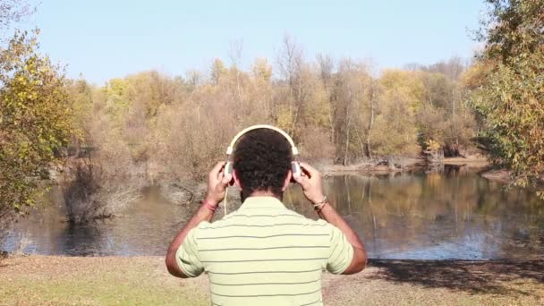Άνθρωπος με ακουστικά ακούγοντας μουσική — Αρχείο Βίντεο