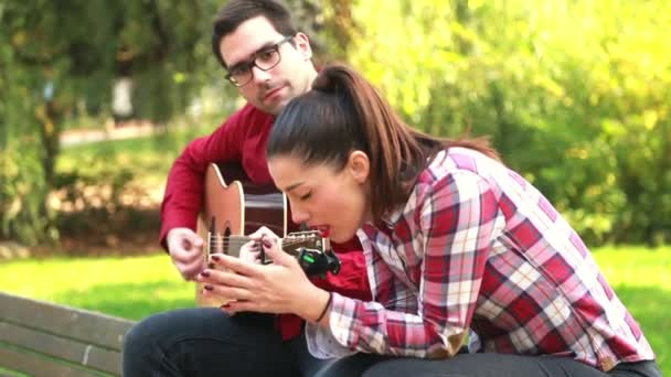 Man playing guitar while woman singing — Stock Video