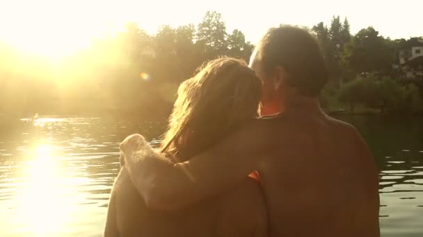 在日落时对夫妇以拍照 — 图库视频影像