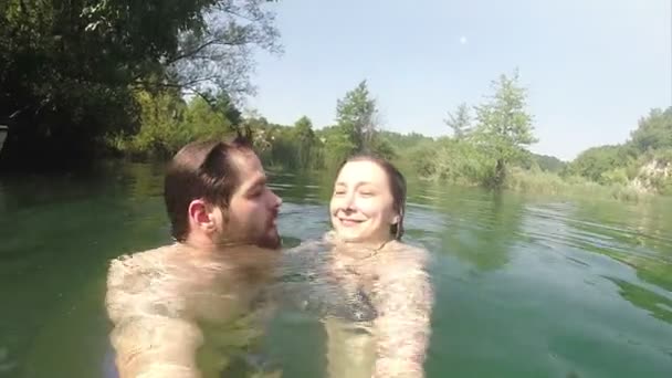 Пара поцелуев в реке — стоковое видео