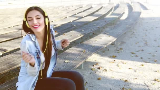 Mujer escuchando música en los auriculares — Vídeos de Stock