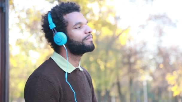 Man listening to music with headphones — Stock Video