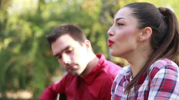 Pareja cantando y tocando la guitarra — Vídeos de Stock