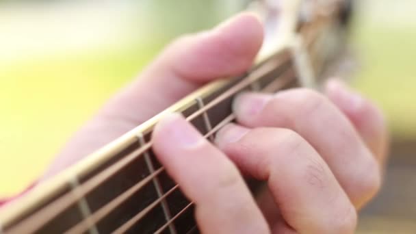 Fingrar på gitarren greppbrädan — Stockvideo