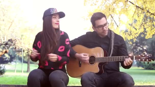 Nő énekel, miközben gitározni ember — Stock videók