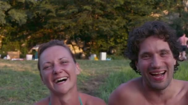 Freunde sitzen in der Natur — Stockvideo