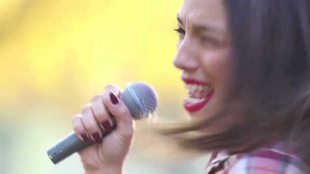 Hermosa mujer cantando — Vídeo de stock