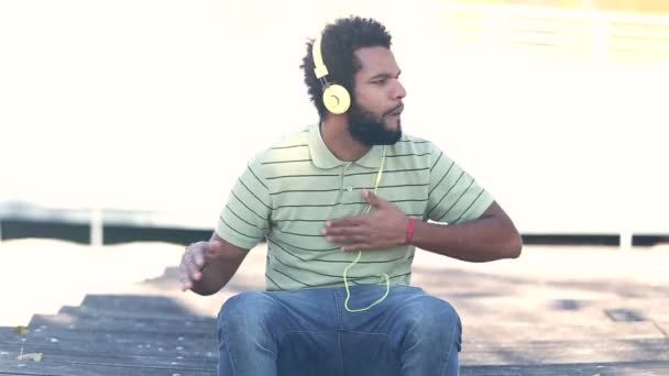 Man with headphones listening to music — Stock Video