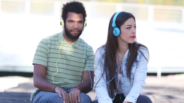 Couple écoutant de la musique avec écouteurs — Video