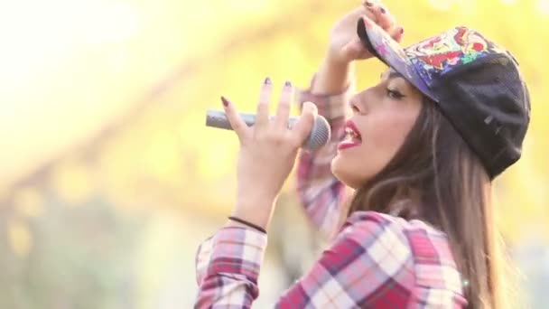 Hermosa mujer cantando — Vídeo de stock