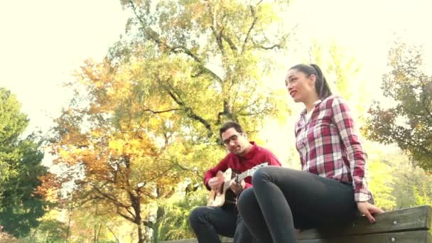 Člověk hraje kytaru, zatímco žena zpívá — Stock video
