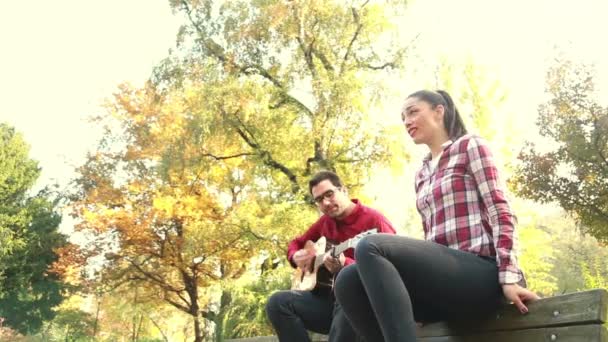 Mann spielt Gitarre, während Frau singt — Stockvideo