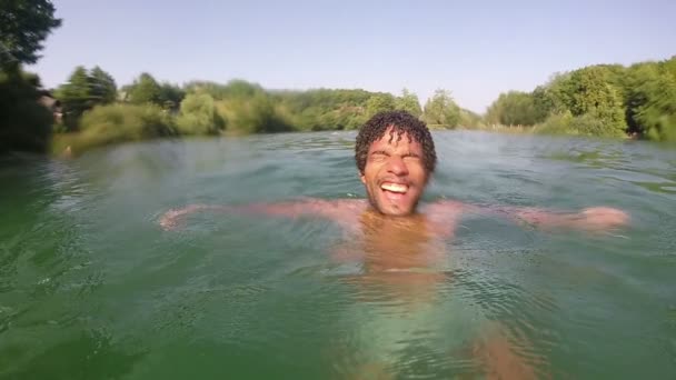 L'uomo che nuota in un fiume — Video Stock