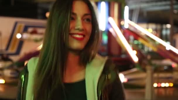 Ragazza che balla nel parco divertimenti — Video Stock