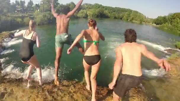 Freunde springen in Fluss — Stockvideo