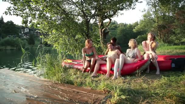 Amigos descansando junto ao rio — Vídeo de Stock