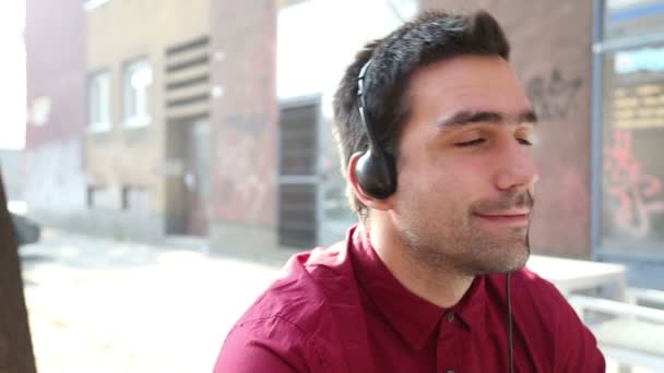 Hombre escuchando música con auriculares — Vídeos de Stock