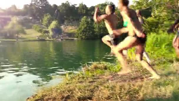 Vänner kör och hoppa i floden — Stockvideo