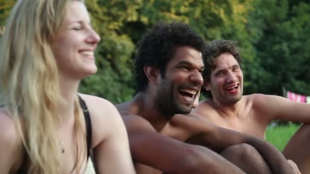 Freunde lachen beim Sitzen in der Natur — Stockvideo