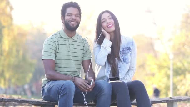 Couple listening to music — Stock Video