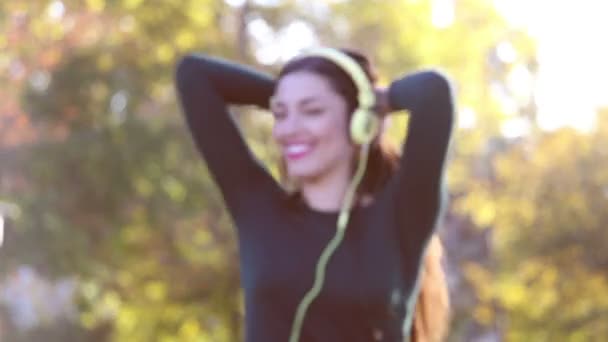 Mujer escuchando música — Vídeos de Stock