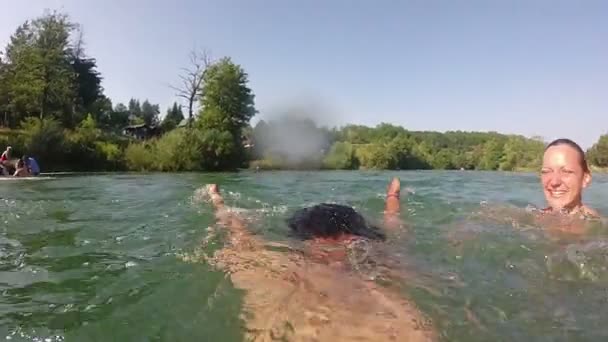 Mujer nadando en el río — Vídeo de stock